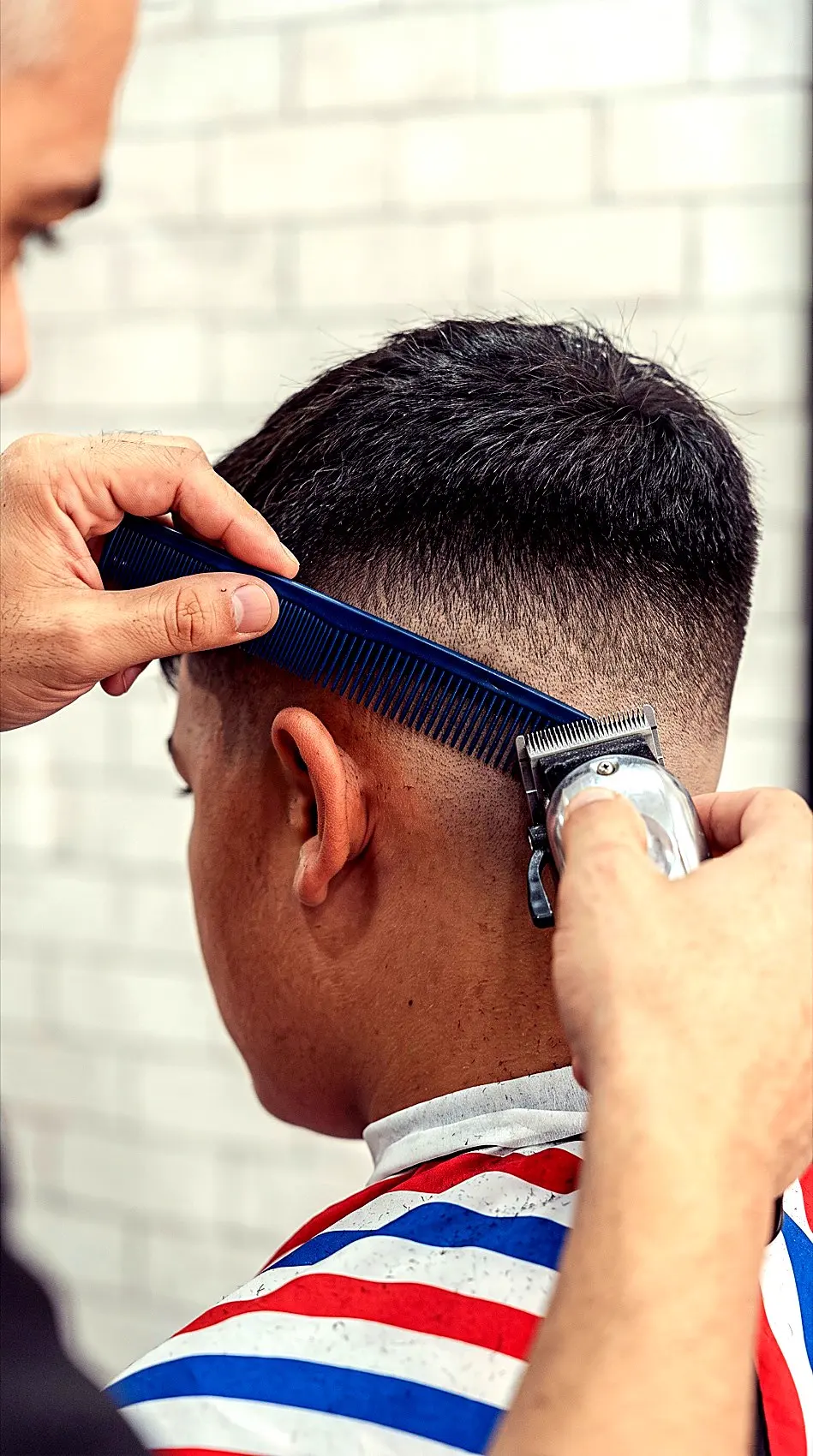 Degradado masculino en proceso en Milka Barber Shop, Atarfe (Granada)
