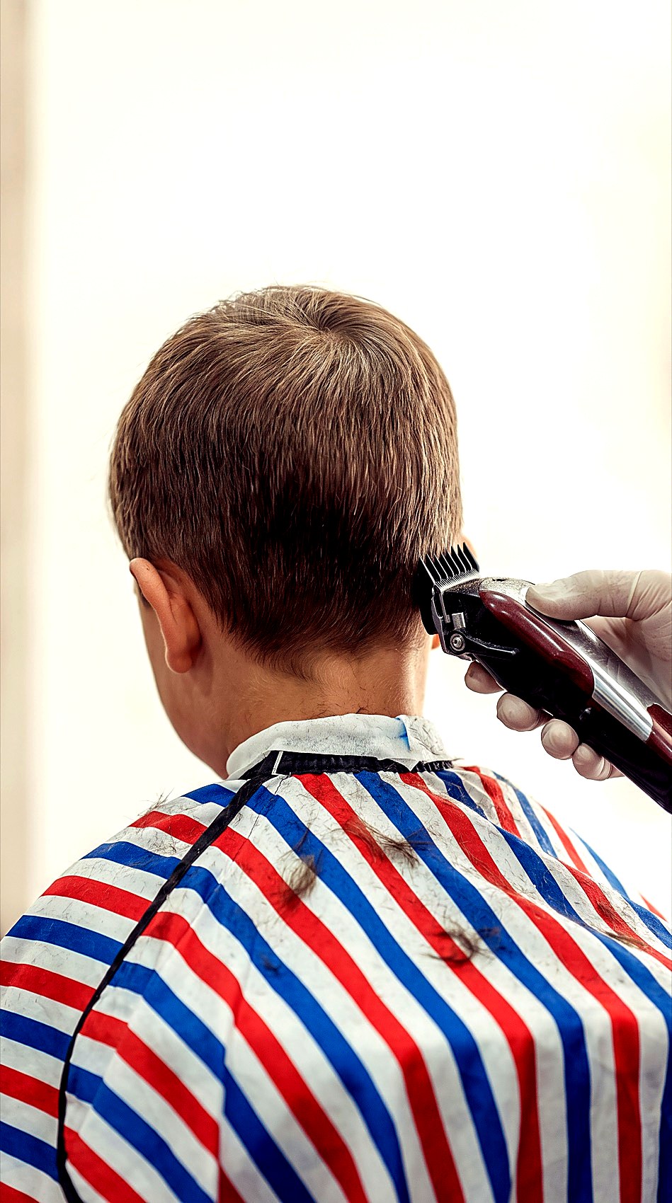 Corte de pelo infantil en barbería de Atarfe, Granada
